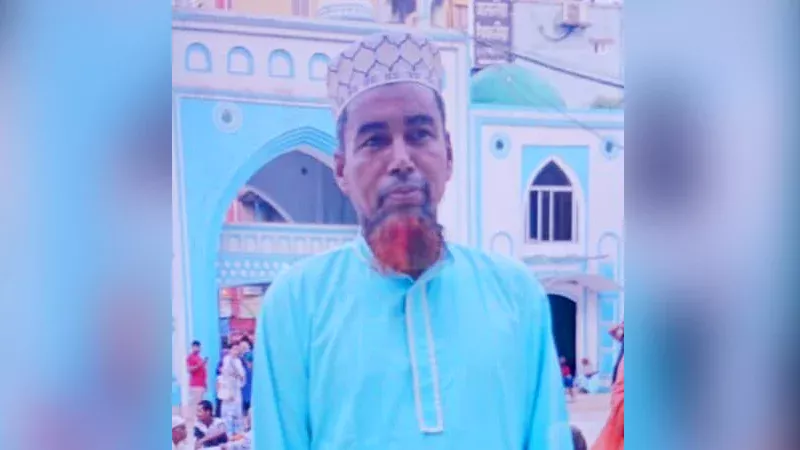 মাদ্রাসার এক শিক্ষককে ছুরিকাঘাতে হত্যা করা হয়েছে।