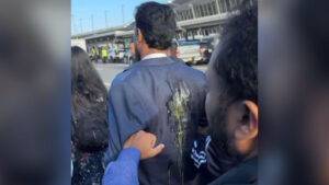 টার্মিনালের বাইরের পার্কিং লটে প্রচুর সংখ্যক যুক্তরাষ্ট্র আওয়ামী লীগের নেতাকর্মী বিক্ষোভ প্রদর্শনসহ বিভিন্ন স্লোগান দেন।