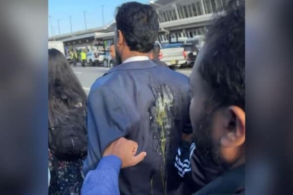 টার্মিনালের বাইরের পার্কিং লটে প্রচুর সংখ্যক যুক্তরাষ্ট্র আওয়ামী লীগের নেতাকর্মী বিক্ষোভ প্রদর্শনসহ বিভিন্ন স্লোগান দেন।