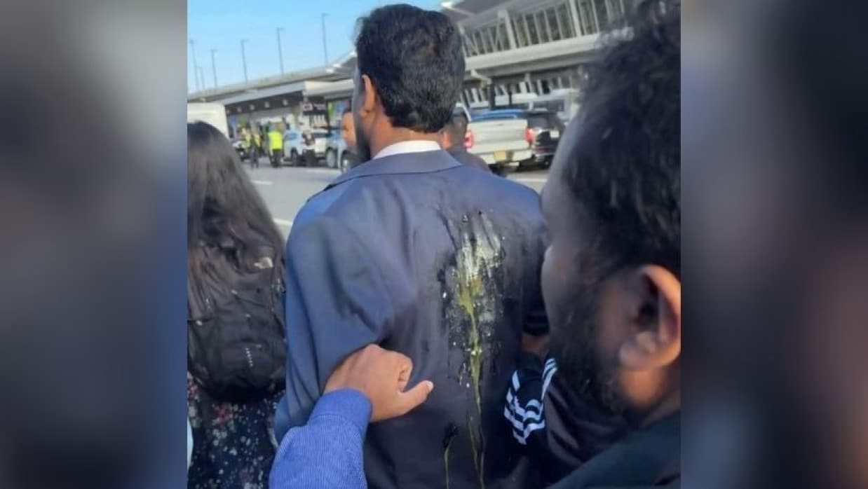 টার্মিনালের বাইরের পার্কিং লটে প্রচুর সংখ্যক যুক্তরাষ্ট্র আওয়ামী লীগের নেতাকর্মী বিক্ষোভ প্রদর্শনসহ বিভিন্ন স্লোগান দেন।