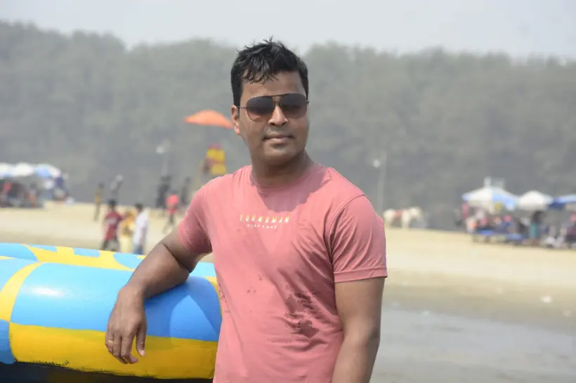 আহত অনুজ কুমার চক্রবর্তী সিলেটের বিয়ানীবাজার উপজেলার সমাজসেবা কর্মকর্তা।