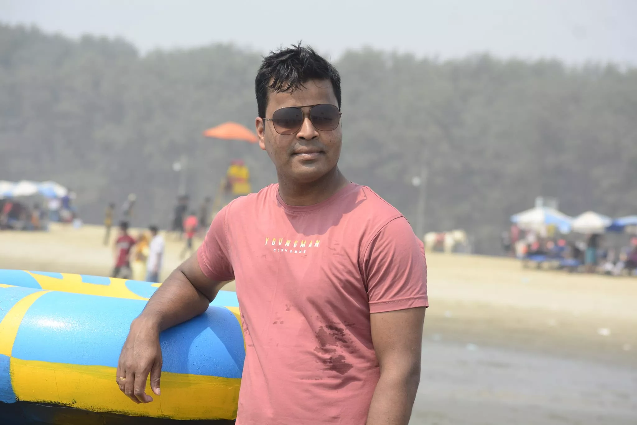 আহত অনুজ কুমার চক্রবর্তী সিলেটের বিয়ানীবাজার উপজেলার সমাজসেবা কর্মকর্তা।