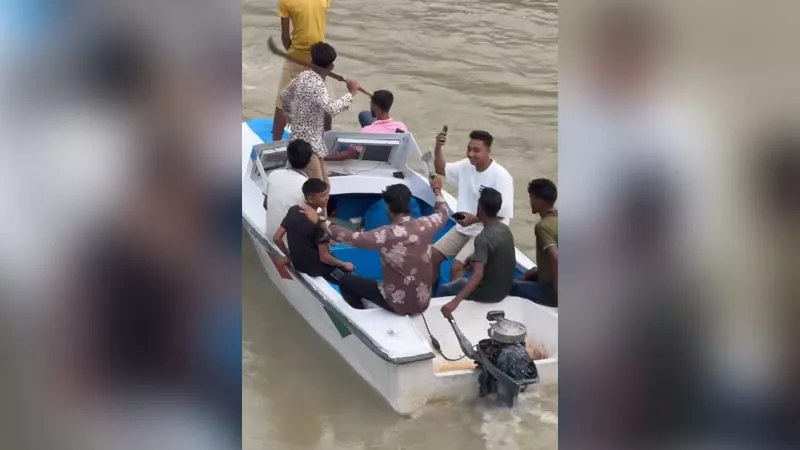 কুমার নদীর প্রায় চার কিলোমিটারে অন্তত ২০টি স্পিডবোট ও অর্ধশত ট্রলারে কিশোর-তরুণেরা মহড়া দিয়েছে।