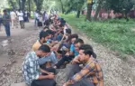রেলপথ অবরোধ করে আন্দোলন করছেন শিক্ষার্থীরা।