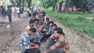 রেলপথ অবরোধ করে আন্দোলন করছেন শিক্ষার্থীরা।