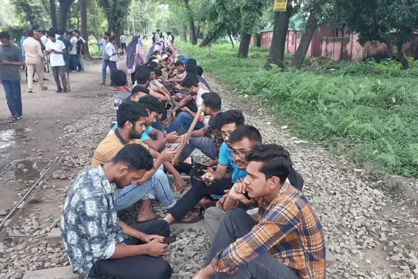 ট্রেন চলাচল বন্ধ করে দিলেন শিক্ষার্থীরা রেলপথ অবরোধ করে আন্দোলন করছেন শিক্ষার্থীরা।
