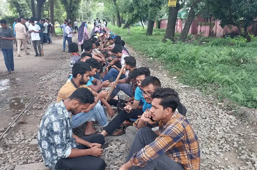 রেলপথ অবরোধ করে আন্দোলন করছেন শিক্ষার্থীরা।