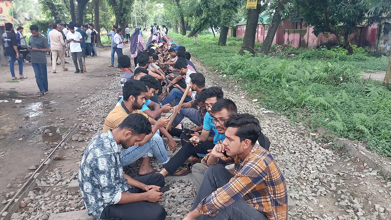 রেলপথ অবরোধ করে আন্দোলন করছেন শিক্ষার্থীরা।