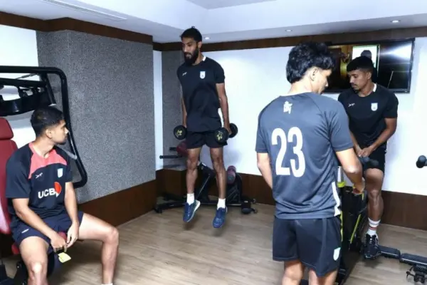 নেপালের একটি হোটেলে একরকম অবরুদ্ধ অবস্থায় সময় কাটাচ্ছেন ফুটবলাররা।