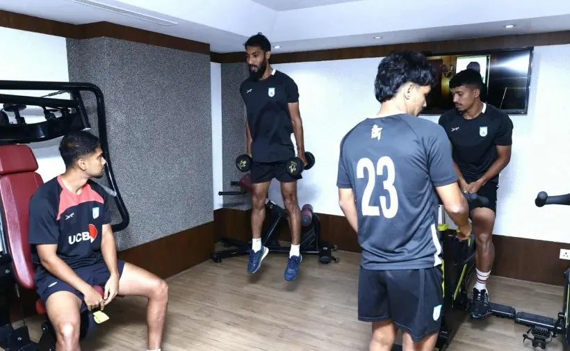 নেপালের একটি হোটেলে একরকম অবরুদ্ধ অবস্থায় সময় কাটাচ্ছেন ফুটবলাররা।