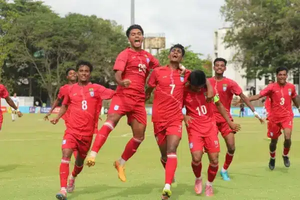 শ্রীলঙ্কার কলম্বোতে চলমান সাফ অনূর্ধ্ব-১৭ ফুটবলের ফাইনালে পৌঁছে গেছে বাংলাদেশ কিশোর দল।