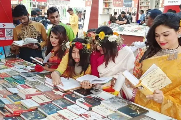 ডিসেম্বরে অমর একুশে বইমেলা হওয়ার সিদ্ধান্ত স্থগিত করেছে বাংলা একাডেমি।