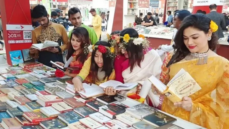 অমর একুশে বইমেলার একটি স্টলে পাঠকরা।