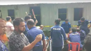 নিজ ঘর থেকে স্ত্রীর গলাকাটা ও স্বামীর ঝুলন্ত মরদেহ উদ্ধার করেছে পুলিশ।