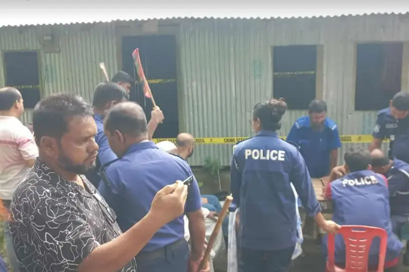 নিজ ঘর থেকে স্ত্রীর গলাকাটা ও স্বামীর ঝুলন্ত মরদেহ উদ্ধার করেছে পুলিশ।