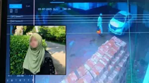হত্যার ঘটনা জানাজানির পর সিসিটিভি ফুটেজে ধরা পড়া একটি দৃশ্য ঘিরে চাঞ্চল্য সৃষ্টি হয়েছে।