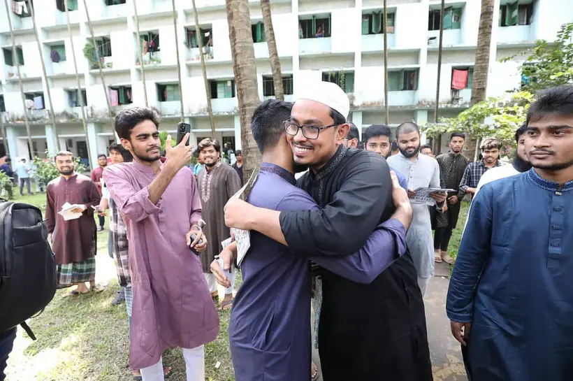 ঢাকা বিশ্ববিদ্যালয় কেন্দ্রীয় ছাত্র সংসদ (ডাকসু) নির্বাচনে, ছাত্রশিবির সমর্থিত প্যানেলের ভিপি প্রার্থী আবু সাদিক কায়েম সূর্য সেন হলে তার নির্বাচনী প্রচারণা চালাচ্ছেন।