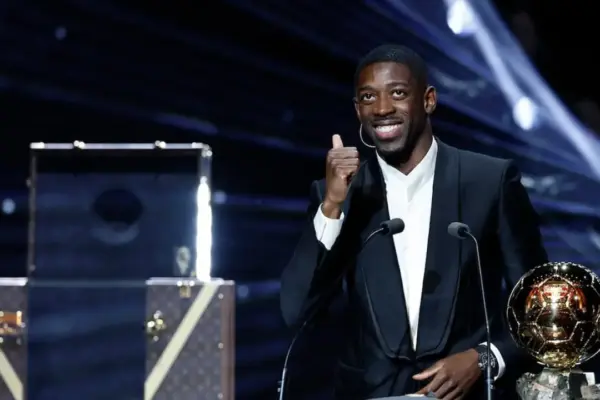 ক্যারিয়ারে প্রথমবারের মতো বর্ষসেরা ফুটবলারের পুরস্কার জিতলেন পিএসজির ফরাসি ফরোয়ার্ড উসমান দেম্বেলে।