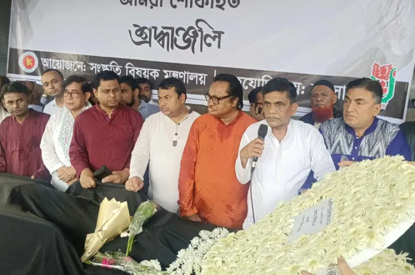 রবিবার দুপুরে ঢাকায় কেন্দ্রীয় শহীদ মিনারে সর্বস্তরের মানুষ ফরিদা পারভীনকে শেষ শ্রদ্ধা জানিয়েছেন।