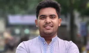 একে একে তিনটি শ্রেণিকক্ষে ঢুকে অর্ধশত শিক্ষার্থীকে বেধড়ক পেটান বাগছাস নেতা।