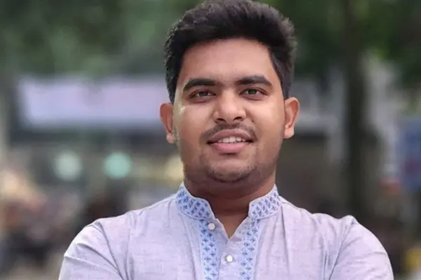 একে একে তিনটি শ্রেণিকক্ষে ঢুকে অর্ধশত শিক্ষার্থীকে বেধড়ক পেটান বাগছাস নেতা।