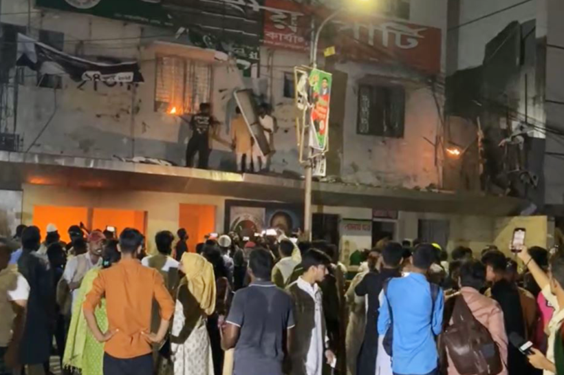 আবারও জাতীয় পার্টির কেন্দ্রীয় কার্যালয়ে হামলা, ভাঙচুর ও অগ্নিসংযোগ করা হয়েছে।