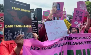 শত শত নারী গোলাপি পোশাক পরে ও হাতে ঝাড়ু নিয়ে সংসদ ভবনের উদ্দেশে মিছিল করেছেন।