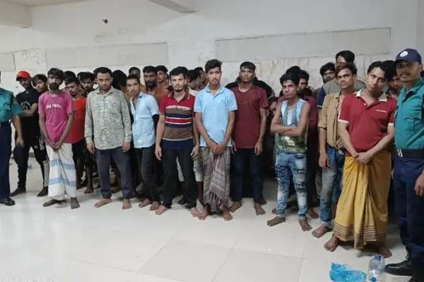 ঢাকার মোহাম্মদপুরের জেনেভা ক্যাম্পে অভিযান চালিয়েছে পুলিশ।
