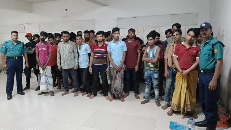 ঢাকার মোহাম্মদপুরের জেনেভা ক্যাম্পে অভিযান চালিয়েছে পুলিশ।