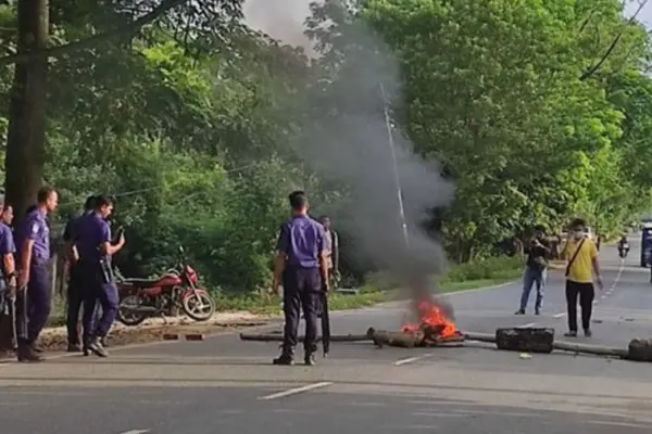 খাগড়াছড়িতে তিনজন নিহত ও চারজন আহত হয়েছেন।