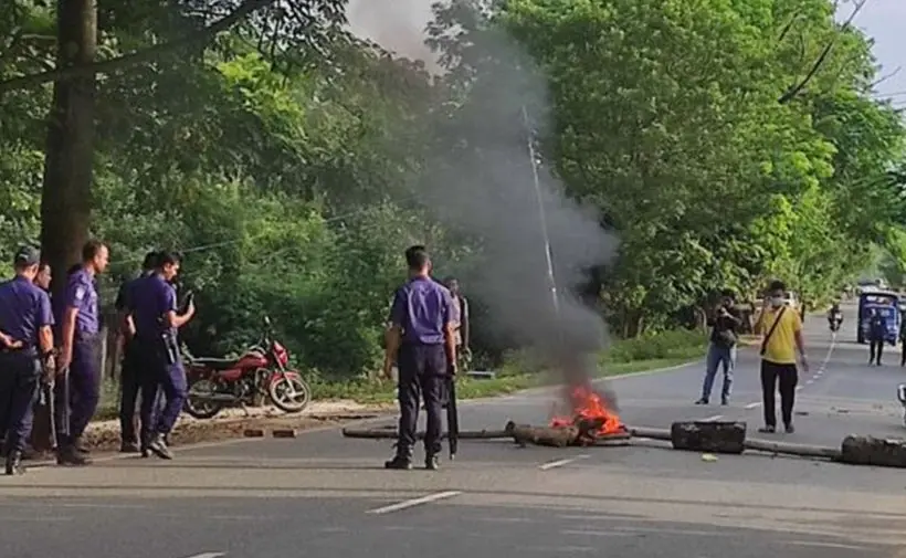 খাগড়াছড়িতে তিনজন নিহত ও চারজন আহত হয়েছেন।