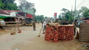 জুম্ম ছাত্র-জনতার ব্যানারে ডাকা সড়ক অবরোধ চলছে।