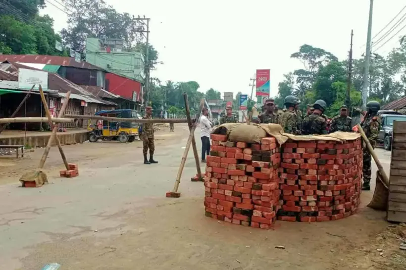 জুম্ম ছাত্র-জনতার ব্যানারে ডাকা সড়ক অবরোধ চলছে।