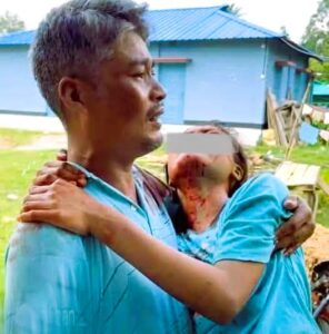 খাগড়াছড়িতে পাশবিক নির্যাতনের শিকার মেয়েকে কোলে নিয়ে কাঁদতে কাঁদতে হেঁটে যাচ্ছেন অসহায় পিতা।