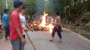 জুম্ম ছাত্র-জনতার ডাকে সকাল-সন্ধ্যা সড়ক অবরোধ চলছে।