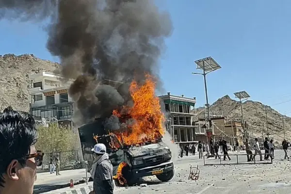 লেহ শহরে ব্যাপক বিক্ষোভে অন্তত চারজন নিহত এবং ৫০ জনেরও বেশি আহত হয়েছেন।