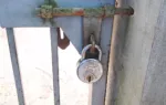 আদালত চত্বর ও জেলা নির্বাচন অফিসে তালা ঝুলিয়ে দিয়েছেন ক্ষুব্ধ নেতাকর্মীরা।