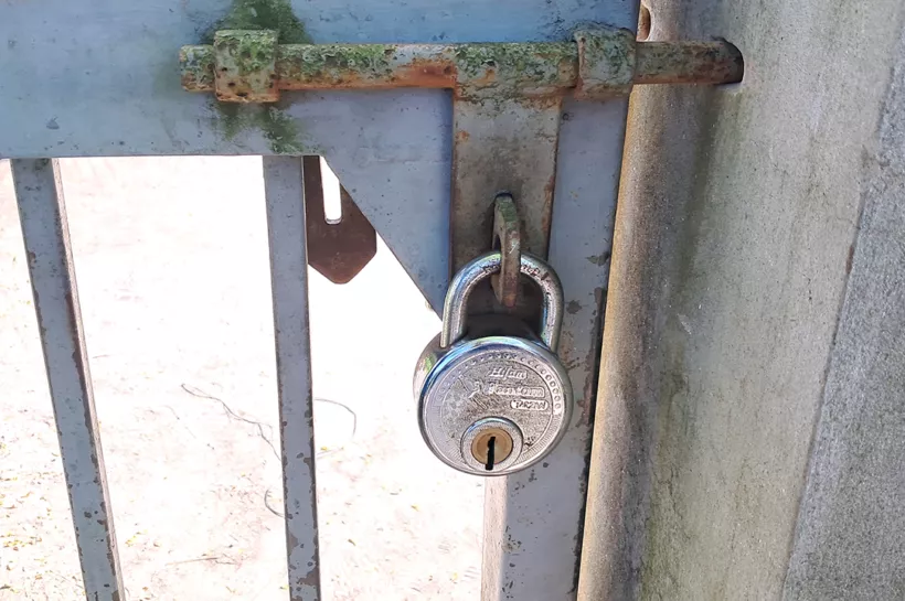 আদালত চত্বর ও জেলা নির্বাচন অফিসে তালা ঝুলিয়ে দিয়েছেন ক্ষুব্ধ নেতাকর্মীরা।