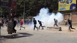 দেশটির প্রেসিডেন্ট অ্যান্ড্রি রাজোয়েলিনা সরকার ভেঙে দেওয়ার ঘোষণা দিয়েছেন।