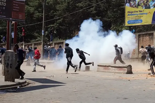 দেশটির প্রেসিডেন্ট অ্যান্ড্রি রাজোয়েলিনা সরকার ভেঙে দেওয়ার ঘোষণা দিয়েছেন।