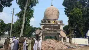 প্রকাশ্যে চারটি মাজারে হামলা চালানো ব্যক্তিদের বিরুদ্ধে ব্যবস্থা না নিয়ে মামলা করেছে অজ্ঞাতদের বিরুদ্ধে।