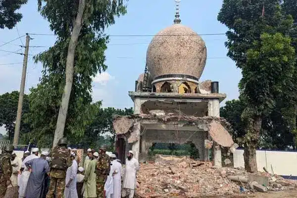 প্রকাশ্যে চারটি মাজারে হামলা চালানো ব্যক্তিদের বিরুদ্ধে ব্যবস্থা না নিয়ে মামলা করেছে অজ্ঞাতদের বিরুদ্ধে।