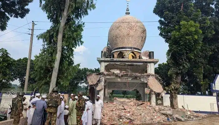 প্রকাশ্যে চারটি মাজারে হামলা চালানো ব্যক্তিদের বিরুদ্ধে ব্যবস্থা না নিয়ে মামলা করেছে অজ্ঞাতদের বিরুদ্ধে।