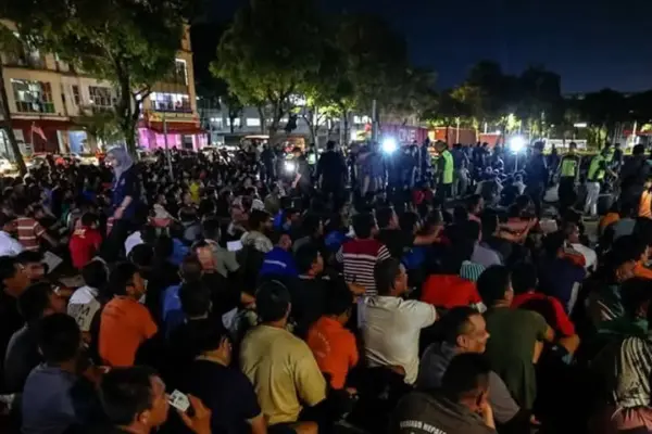 বিদেশি কর্মীদের বিভিন্ন অপরাধমূলক কর্মকাণ্ড ও অনিবন্ধিত অভিবাসী কর্মীদের আটক করতে মালয়েশিয়ায় নিয়মিত চলছে অভিযান।