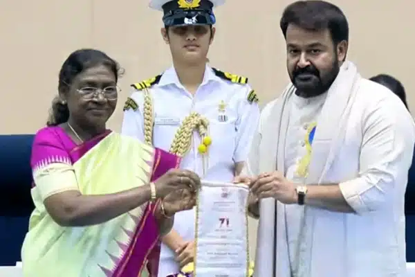 দাদাসাহেব ফালকে পুরস্কার গ্রহণ করলেন মালয়ালম সুপারস্টার মোহনলাল।