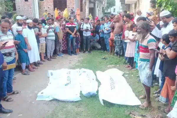 বন্ধ ফ্ল্যাট থেকে মাসহ তার দুই শিশু সন্তানের মরদেহ উদ্ধার করা হয়েছে।