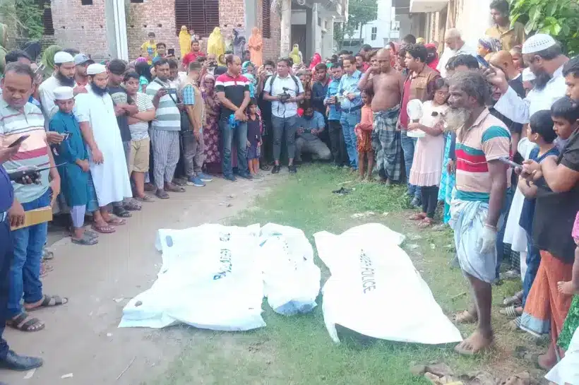 বন্ধ ফ্ল্যাট থেকে মাসহ তার দুই শিশু সন্তানের মরদেহ উদ্ধার করা হয়েছে।
