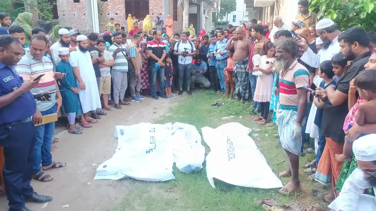 বন্ধ ফ্ল্যাট থেকে মাসহ তার দুই শিশু সন্তানের মরদেহ উদ্ধার করা হয়েছে।