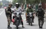 রাস্তায় সেনারা টহল দিচ্ছে ও মানুষকে ঘরে থাকার নির্দেশ দিচ্ছে।