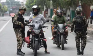রাস্তায় সেনারা টহল দিচ্ছে ও মানুষকে ঘরে থাকার নির্দেশ দিচ্ছে।